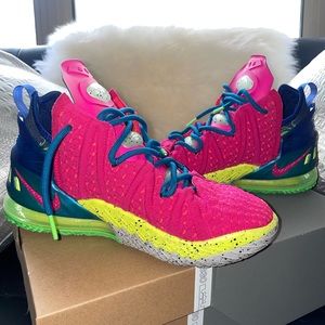 2020
LeBron 18 'Los Angeles By Night'